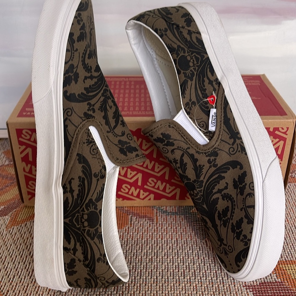 Vans WMNS Classic Slip-On
Skull Tapestry Grape Leaf
VN0A5A080FI
Sneakers - Picture 3 of 16